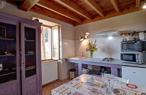 Saint-Julien-la-Vetre Cottage | Farmhouse in Auvergne, terrace, pets allowed