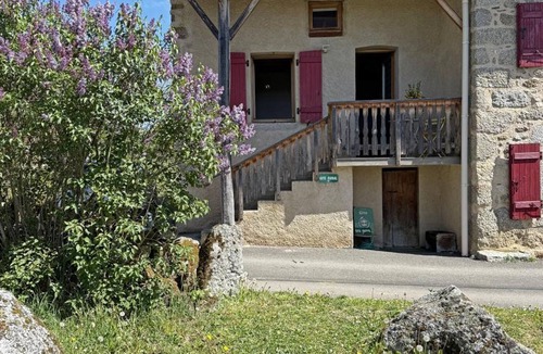 Saint-Julien-la-Vetre Cottage | Farmhouse in Auvergne, terrace, pets allowed