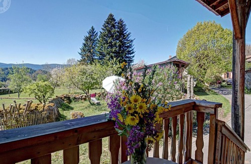 Saint-Julien-la-Vetre Cottage | Farmhouse in Auvergne, terrace, pets allowed