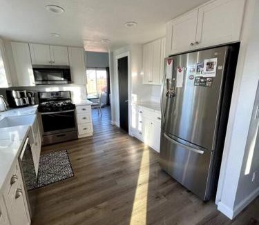 Vista House | Farmhouse, Modern Kitchen, Yard