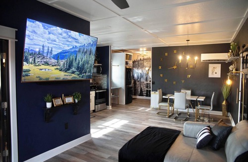 Noble Other | Farmhouse outskirts of Norman’s “Okla. University” fastWiFi, 2-75”TVs, KING BED