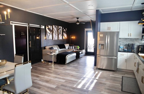Noble Other | Farmhouse outskirts of Norman’s “Okla. University” fastWiFi, 2-75”TVs, KING BED