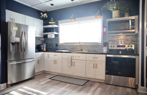 Noble Other | Farmhouse outskirts of Norman’s “Okla. University” fastWiFi, 2-75”TVs, KING BED