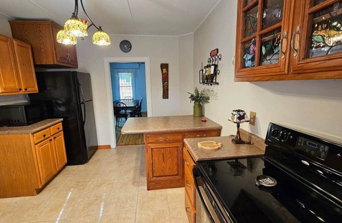 Grubville House | Farmhouse Retreat - Sleeps 10 - 1hr from STL