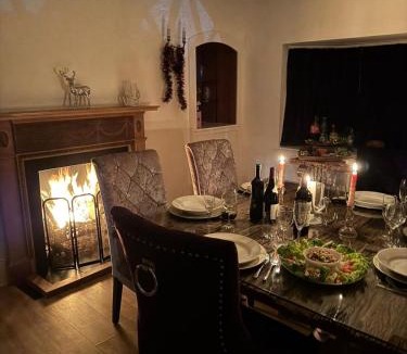 North Weald House | Farmhouse Retreat with Hot Tub, Pool, Horses, Games Room, Free Car Park, Only 45 min from Oxford Circus