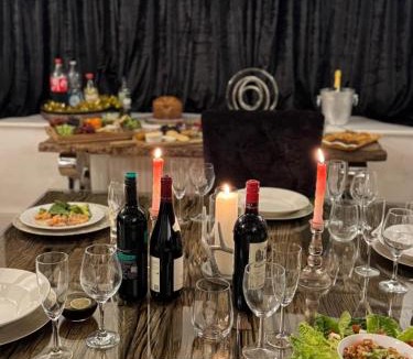 North Weald House | Farmhouse Retreat with Hot Tub, Pool, Horses, Games Room, Free Car Park, Only 45 min from Oxford Circus