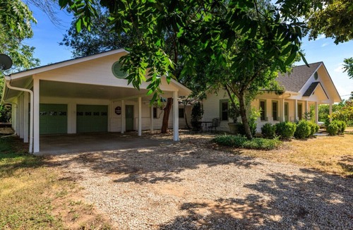 Fredericksburg House | Farmhouse Retreat - Fredericksburg, TX