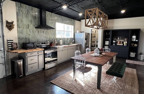 Oklahoma County Cabin | Farmhouse Retreat 2 bed 1 1/2 bath Arcadia