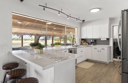 San Marcos House | Farmhouse Retreat ~ Jacuzzi ~ Mini Cows + Ponies ~ Games + Pool ~ Fire Pit + BBQ