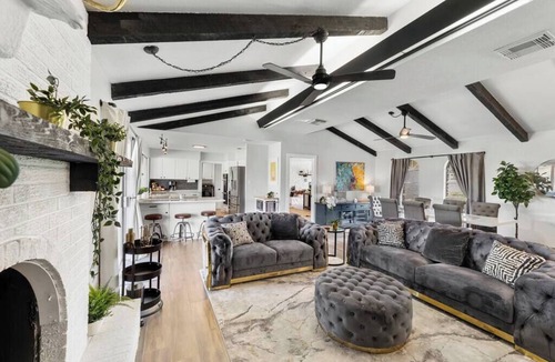 San Marcos House | Farmhouse Retreat ~ Jacuzzi ~ Mini Cows + Ponies ~ Games + Pool ~ Fire Pit + BBQ