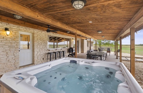 San Marcos House | Farmhouse Retreat ~ Jacuzzi ~ Mini Cows + Ponies ~ Games + Pool ~ Fire Pit + BBQ