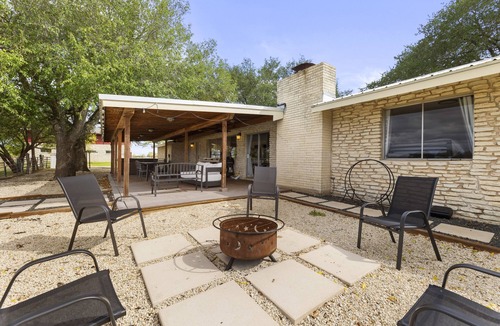 San Marcos House | Farmhouse Retreat ~ Jacuzzi ~ Mini Cows + Ponies ~ Games + Pool ~ Fire Pit + BBQ