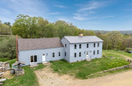 Loudon Apartment | Farmhouse Suite with Highland Cows - C