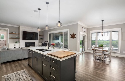 Virgil House | Farmhouse with Pool, Hot Tub and Vineyards!