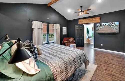 Moody House | Farmhouse with Stunning views & QUIET nature feel