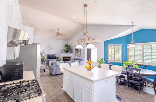 Farmington House | Farmington Gem 6BR Sleeps 16