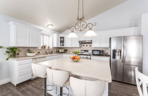 Farmington House | Farmington Gem 6BR Sleeps 16