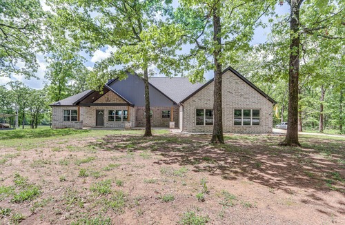 Farmington Villa | Farmington Villa: Pool, 5 Mi to Razorback Stadium