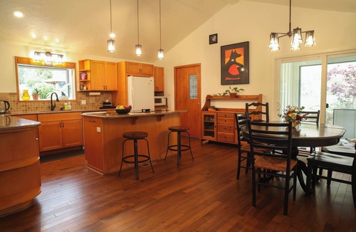 Stevenson House | Farmstead Haven, River Views & Outdoor Sauna