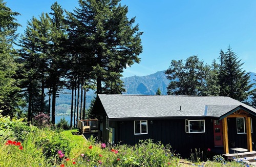Stevenson House | Farmstead Haven, River Views & Outdoor Sauna