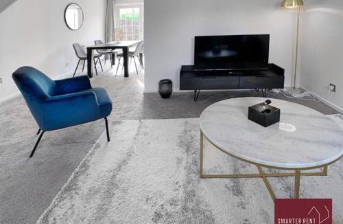 Farnham Apartment | Farnham - 2 Bed House - Parking