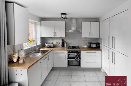 Farnham Apartment | Farnham - 2 Bed House - Parking