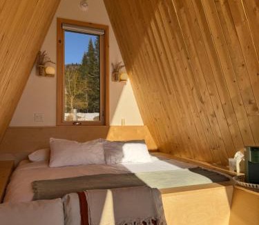 Lac-Superieur Resort | Farouche Tremblant Cabines nature avec bain nordique