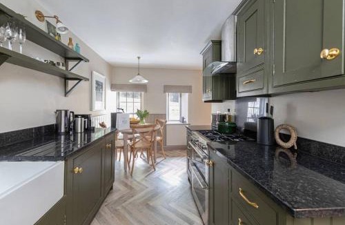 Hexham House | Farriers Cottage-Tranquil Haven, Central Location!