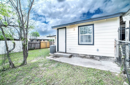 Near East Side Cottage | Fascinating 2br/1ba Near Festive DT and Riverwalk