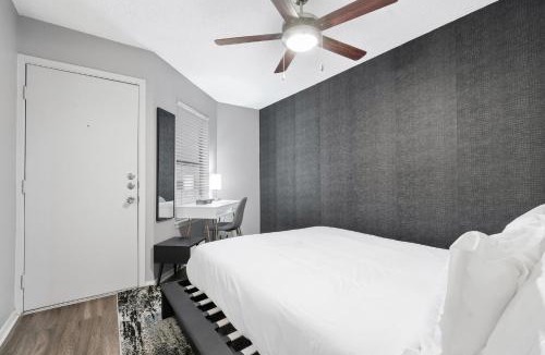 Brentwood Apartment | Fascinating Modern Luxe 1B in Austin Pool BBQ