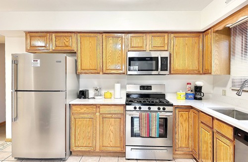 Hickory Hills Apartment | Fast Wi-Fi/4KTV/Free parking/Comfy beds/Getaway