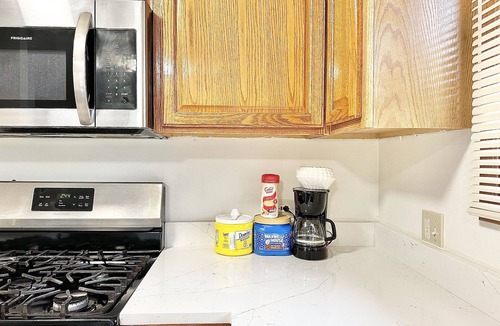 Hickory Hills Apartment | Fast Wi-Fi/4KTV/Free parking/Comfy beds/Getaway