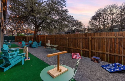 South Lamar House | Fast Wifi Desks SoCo DT Zilker -Pet