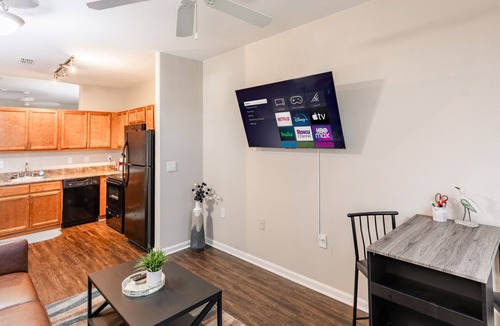 Huntsville Apartment | Fast WiFi, King Bed, Gym w/Free Parking