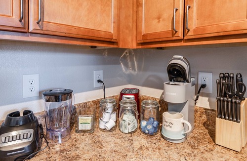 Huntsville Apartment | Fast WiFi, King Bed, Gym w/Free Parking