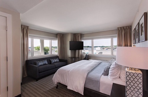 Port Washington Hotel | Fathoms Hotel & Marina