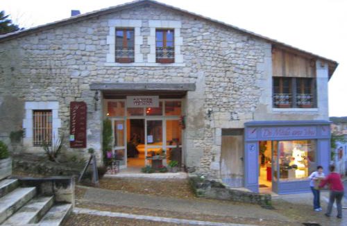 Aubeterre-sur-Dronne Apartment | Faubourg St Jean