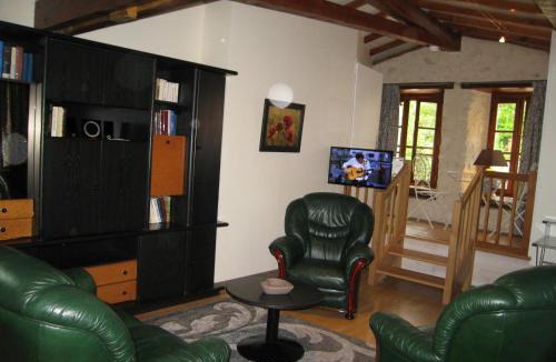 Aubeterre-sur-Dronne Apartment | Faubourg St Jean