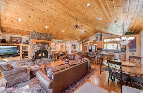 Tahoe Vista House | Fawn View By Tahoe Getaways - Spacious 5 BR - Pool Table-Hot Tub