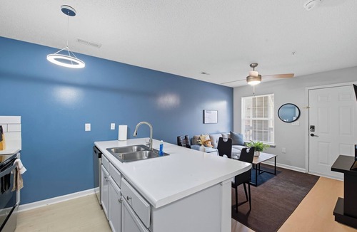 Fayetteville Apartment | Fayetteville Bright & Chic Suite I Onsite Parking