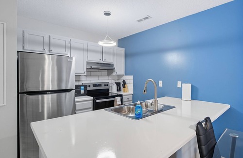 Fayetteville Apartment | Fayetteville Bright & Chic Suite I Onsite Parking