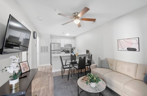 Fayetteville Apartment | Fayetteville Bright & Chic Suite I Onsite Parking