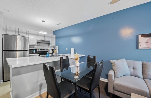 Fayetteville Apartment | Fayetteville Bright & Chic Suite I Onsite Parking