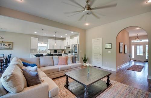 Fayetteville House | Fayetteville Vacation Rental w/Deck & Shared Pool