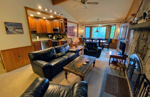 Bretton Woods Cottage | FC9 Renovated Bretton Woods Slopeside Condo With 2 Living Rooms, Foosball, air Hockey!