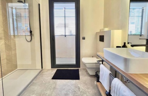 Almendrales Apartment | FD/ Beautiful and bright apartment. Parking. Wifi