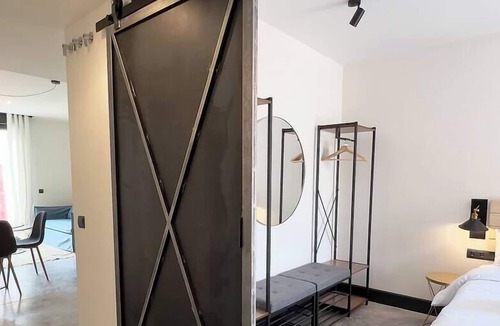 Almendrales Apartment | FD/ Beautiful and bright apartment. Parking. Wifi