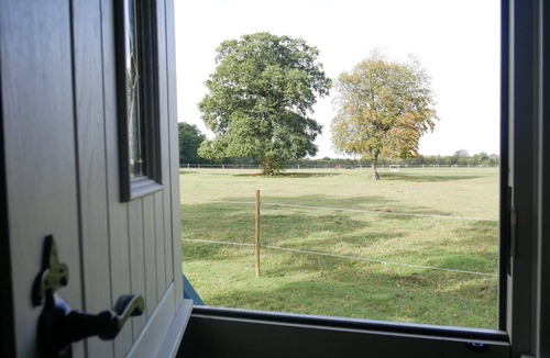 Gravesend Cabin | 'Feathers' Shepherd Hut accommodation