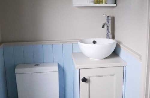 Gravesend Cabin | 'Feathers' Shepherd Hut accommodation