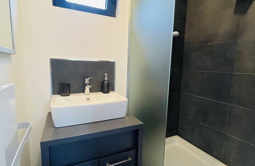 La Chapelle-Aubareil Hotel | Features one double bed and one single bed.